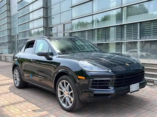 新车的内饰也是继承了保时捷最新的内饰设计语言,能触摸的地方就不要