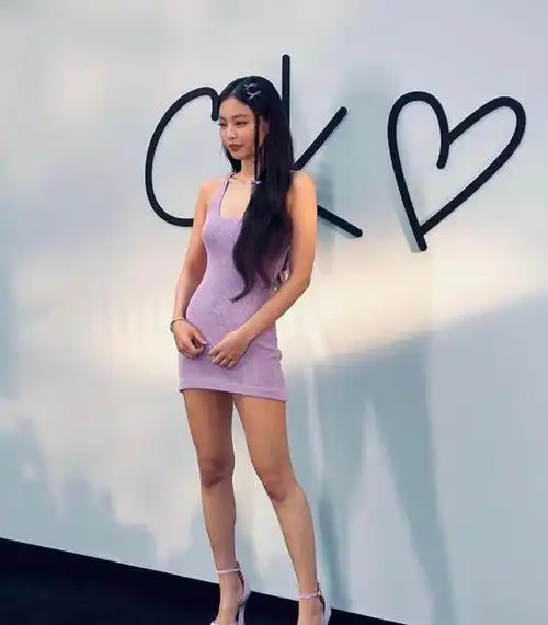 jennie生图曝光网友嘲讽腿型太丑引发热议