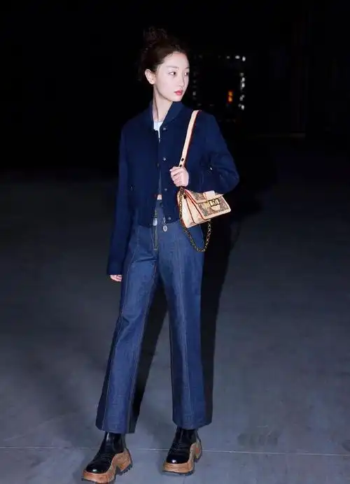 近日,周冬雨赴戛纳电影节,身穿一身蓝色牛仔造型,简约而不失酷飒.
