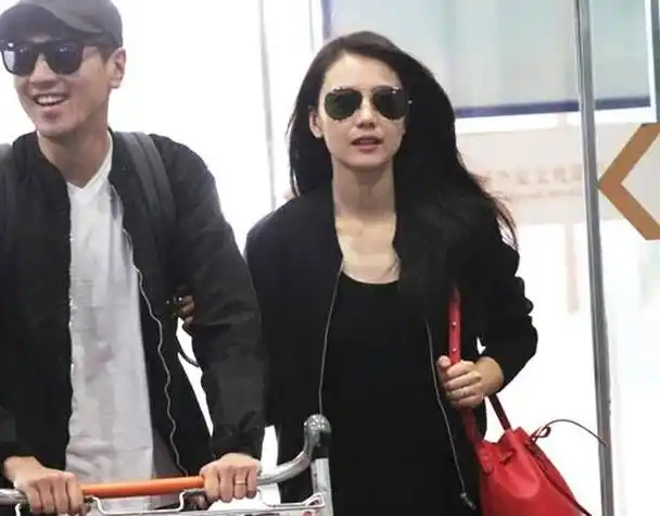 赵又廷携大5岁妻子走机场,他十足的中年大叔,高圆圆少女感满满