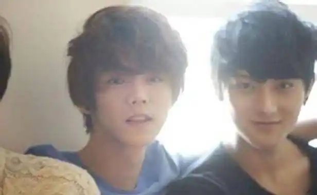 之前在exo组合的时候就有很多狂热的粉丝,还有一些私生饭之前包车跟踪