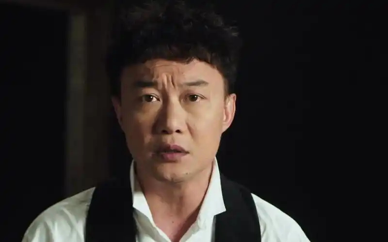 陈奕迅《孤勇者》谁说站在光里的才算英雄?致英雄