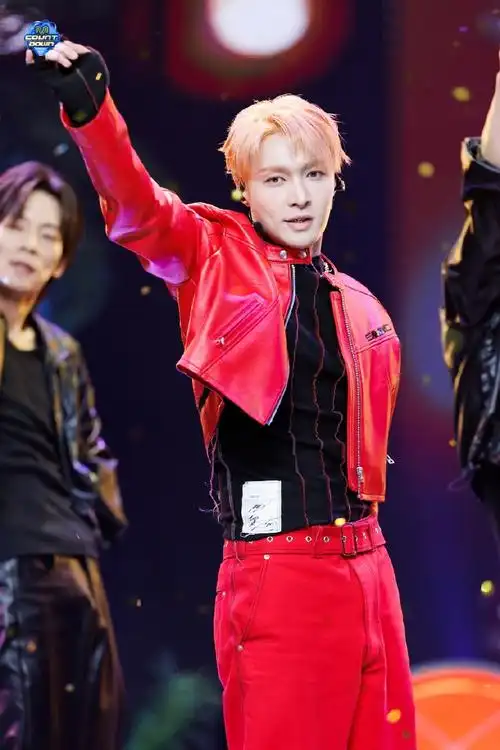 还有横版舞台照片9p另开贴指路张艺兴外网皇家翻译@张艺兴