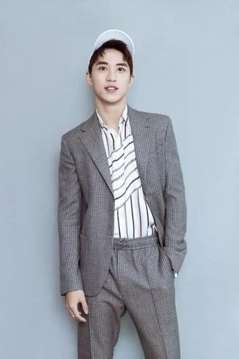 1,他家住上海静安区,你可以看看房价多少,从小玩乐器,电吉他至少六把