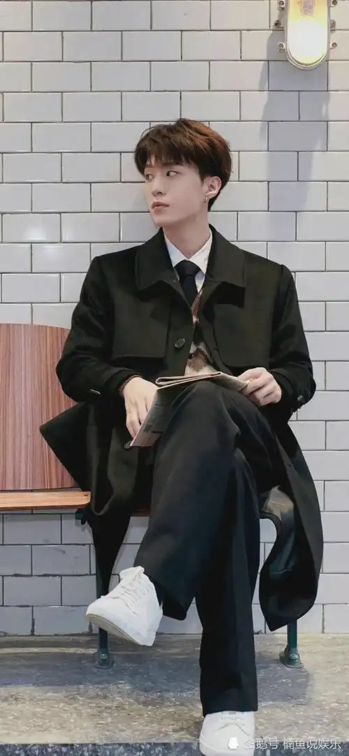 范丞丞晒情人节写真戴围巾在海边散步文艺片男主角既视感