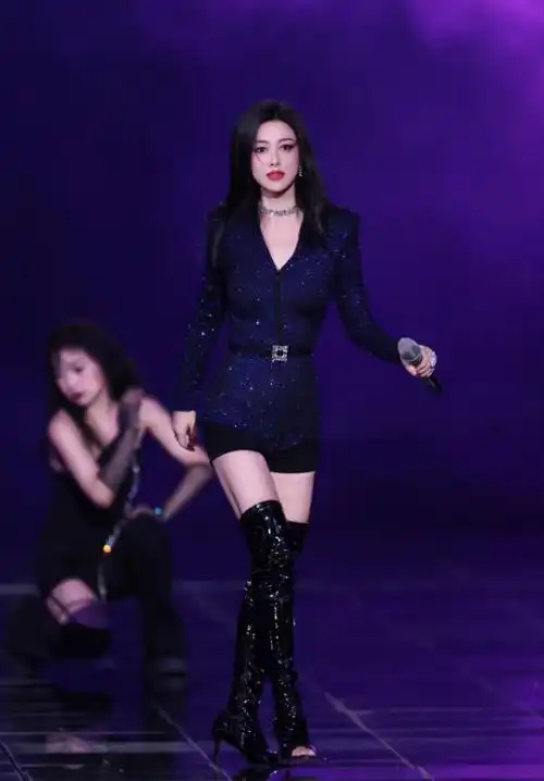 这种性感风的舞蹈,朱珠可以很轻松驾驭,但说实话也看腻了.