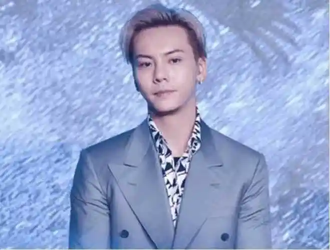 陈伟霆蓝色头发造型上线网友一脸花痴留言这下成为真正蓝神