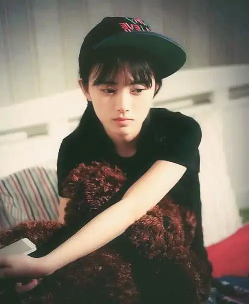 "四千年美女"鞠婧祎旧照曝光,初中就这么美,网友:绝对没整容