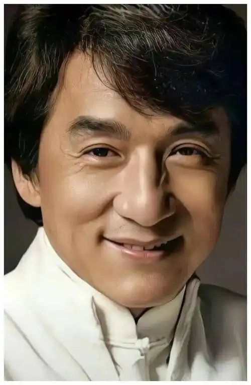 成龙头发已花白衰老曝光网友共忆斑斓岁月