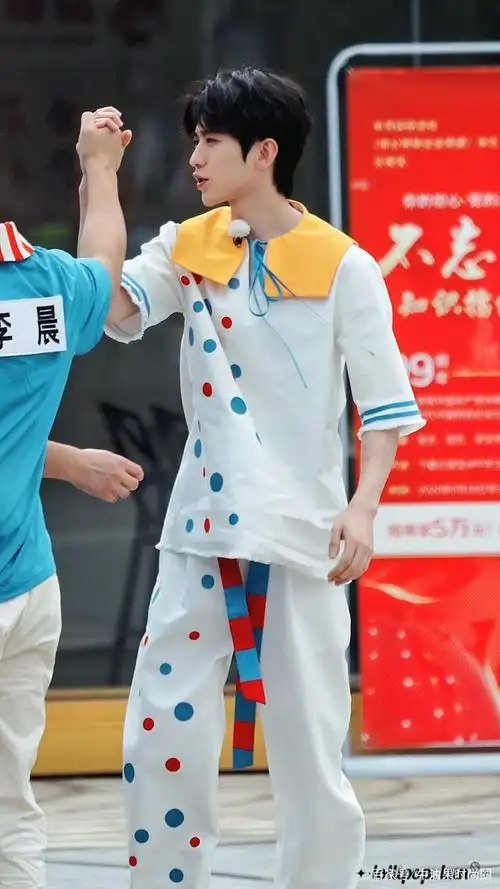 蔡徐坤身穿小丑服装录制《奔跑吧》!