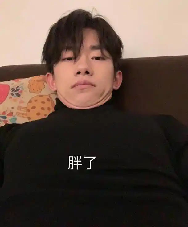 易烊千玺#  【易烊千玺晒恶搞自拍】 近日,易烊千玺在ins上晒出一组