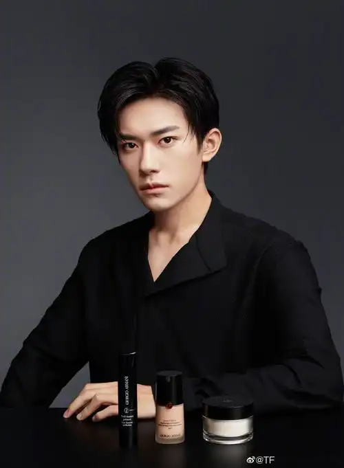 易烊千玺黑衬衫成长对比向,谁能拒绝黑衬衫的千玺呢