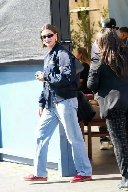 牛仔裤选款搭配指南来喽!干净利索又能迎合早秋氛围,美呆了