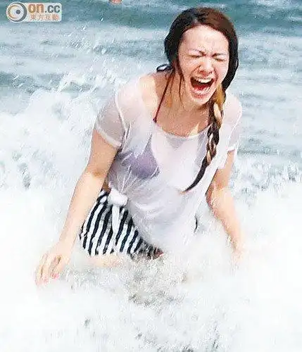 黎明新宠jw沙滩拍mv比基尼若隐若现湿身诱惑