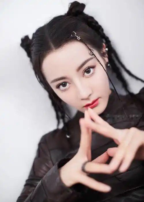 迪丽热巴穿皮质紧身裙身材性感双马尾编发超酷飒