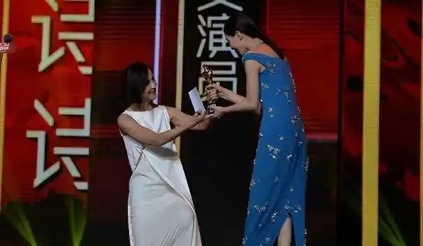 在接受采访后,张歆艺选择再次提及过去的事情,这一举动使刘诗诗再次