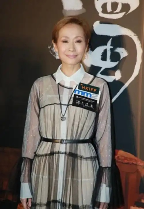 58岁叶童老得很真实穿一身纱裙身形消瘦皱纹明显气质却高级