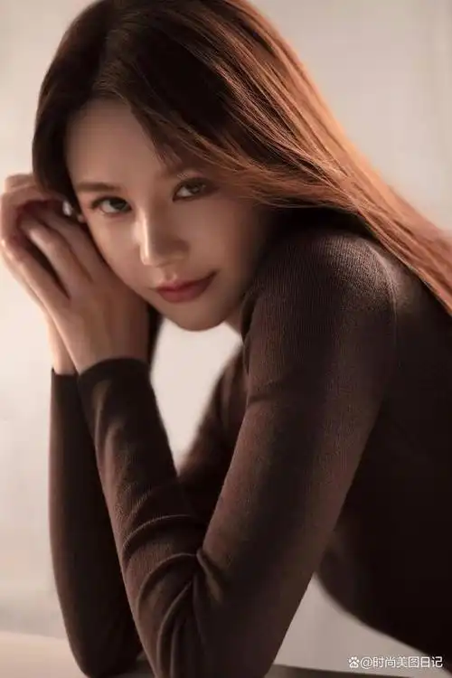 邱意浓写真曝光 温柔法式风情眼神满满故事感