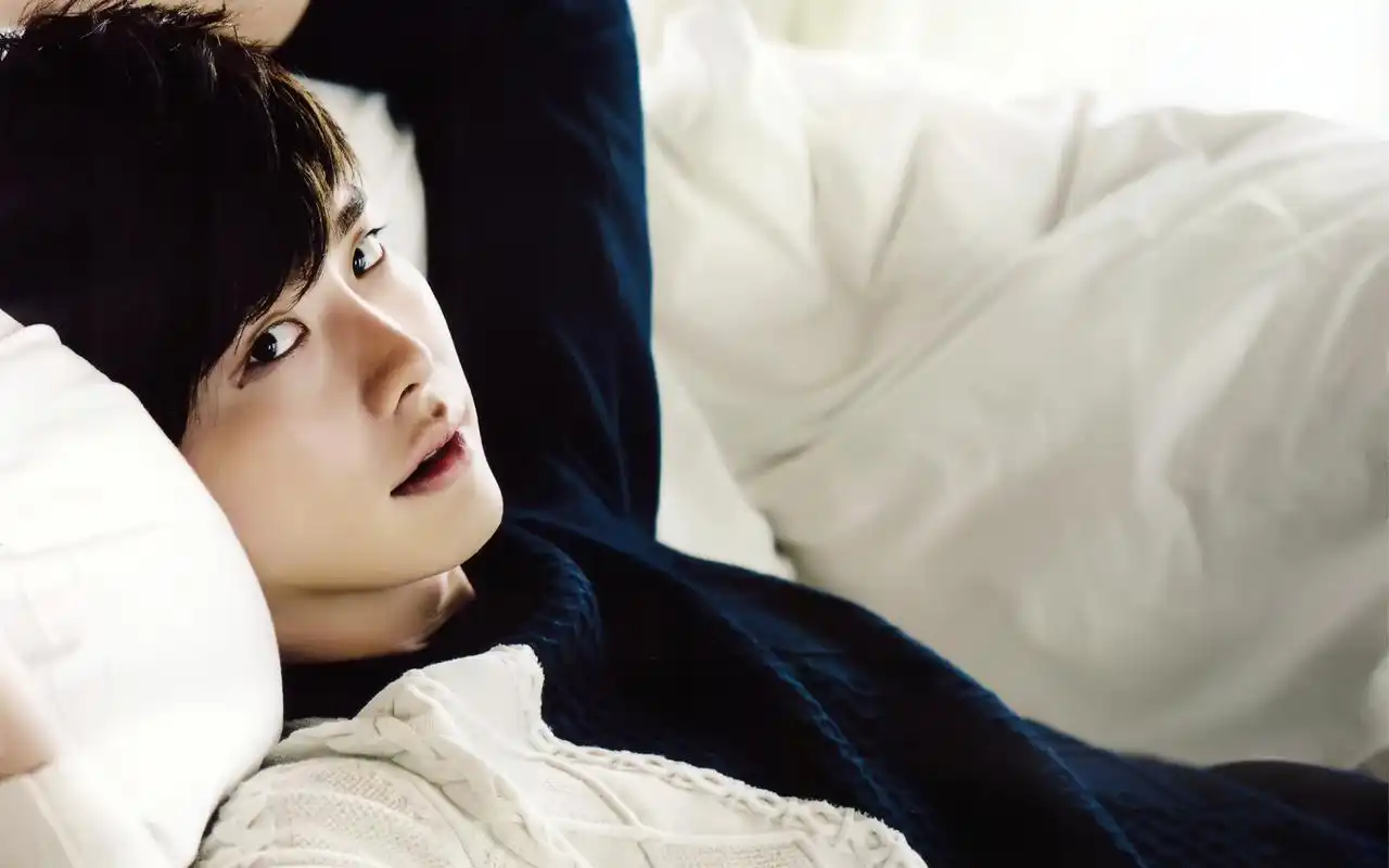 韩国小鲜肉国民暖男李钟硕帅气时尚写真桌面壁纸(1)