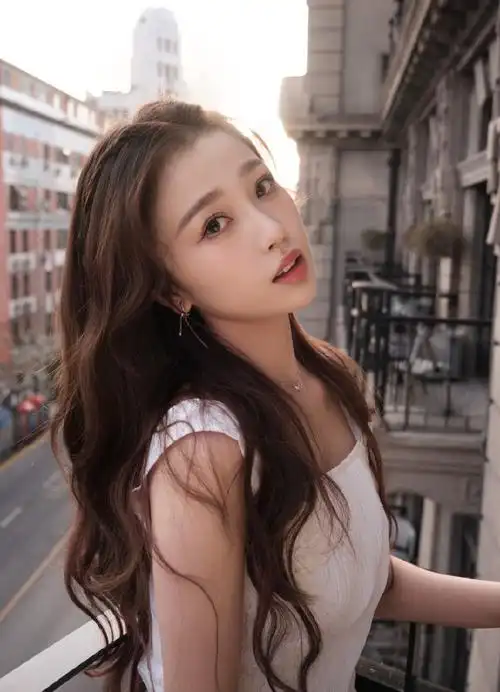 虞书欣高反差街头写真,撒娇女团妙变小白兔?