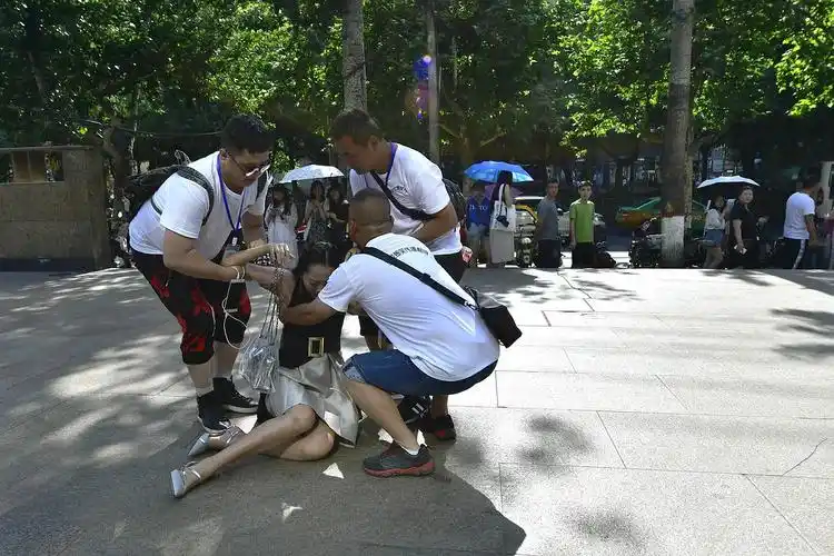 炎热天气 西安小寨拍戏中暑《r女郎笑传》女演员现场晕倒