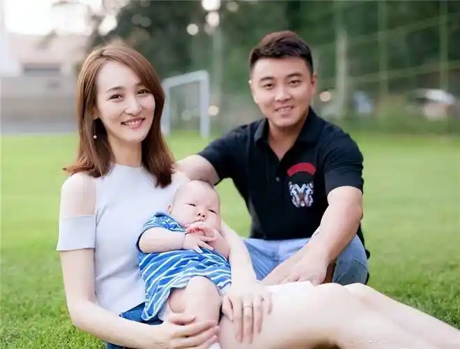 夺冠归功同事获回报,陈梦晒闺房照趴床上微笑太漂亮_孙颖莎_国乒