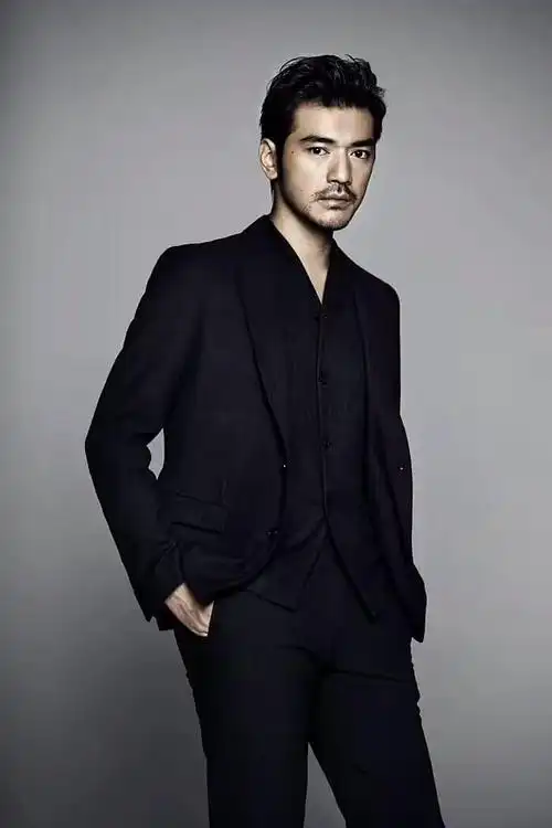 看了金城武一组杂志图,突然觉得他真挺适合演霸道.