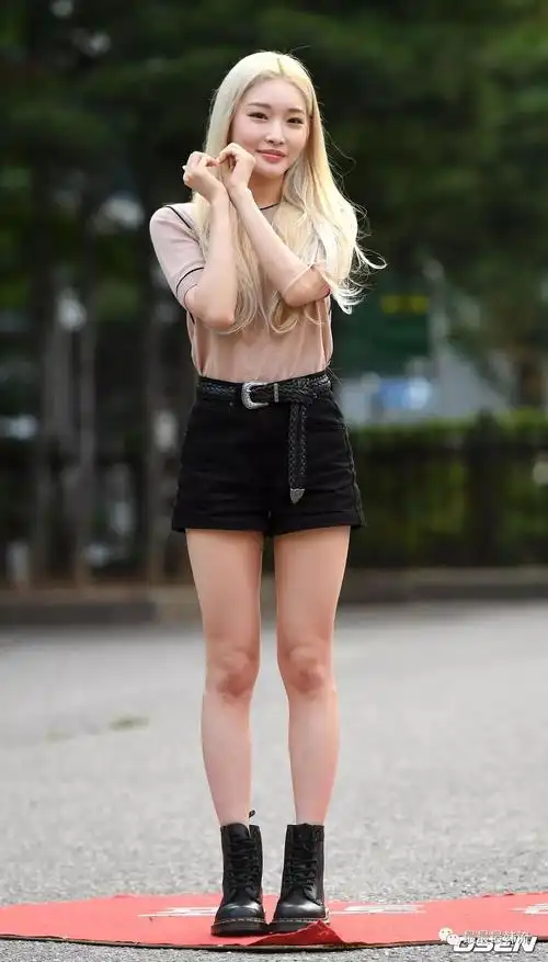 韩流照妖镜lisa时装周造型能打吗裴珠泫怎么穿着妈妈的针织衫