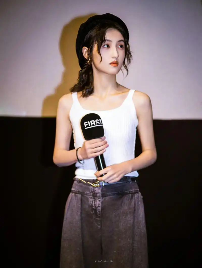 张子枫最新出席活动状态,她现在瘦了好多啊,白色吊带背心搭配牛仔裤