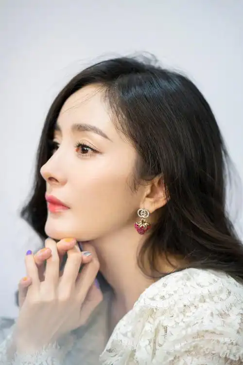 杨幂穿深v白色蕾丝装秀雪肌 一头波浪长发女人味十足