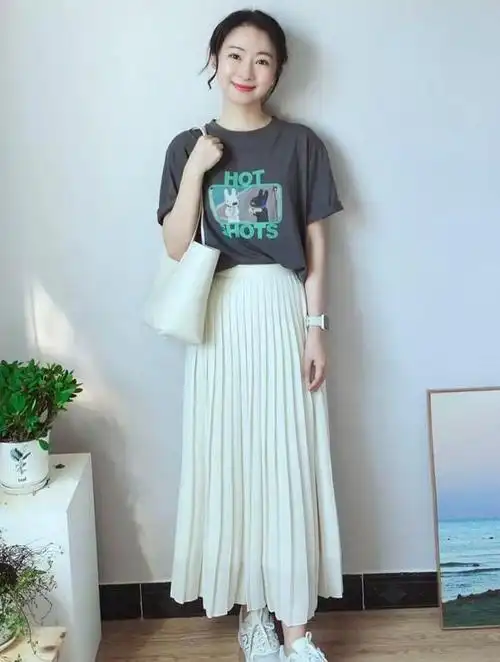 "t恤 百褶裙"才是最适合中年女人的夏季穿搭,舒适百搭又洋气