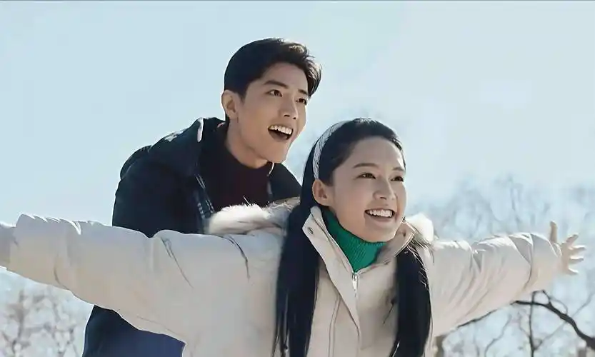 李沁饰演的佟晓梅是女主,但前4集,她和男主肖战的对手戏很少,两人同框