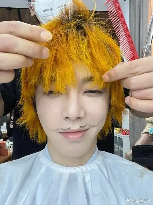 华晨宇黄发歪嘴笑##华晨宇模仿emoji#华晨宇黄发歪嘴笑华晨宇好可爱!