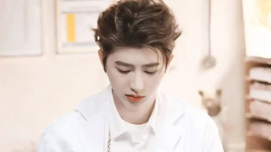 王子异和蔡徐坤的感情,很明显和其他几个不一样,王子异很温暖_cue