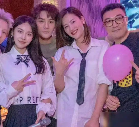 曝张佳宁庆生照王凯与异性动作亲密照片透露两人真实关系