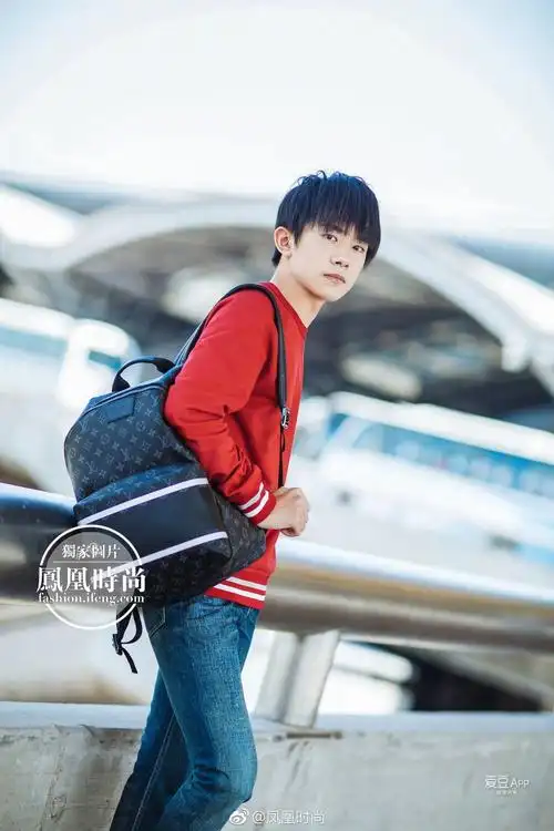tfboys新闻170510时尚街拍大片来袭易烊千玺红色卫衣亮眼休闲