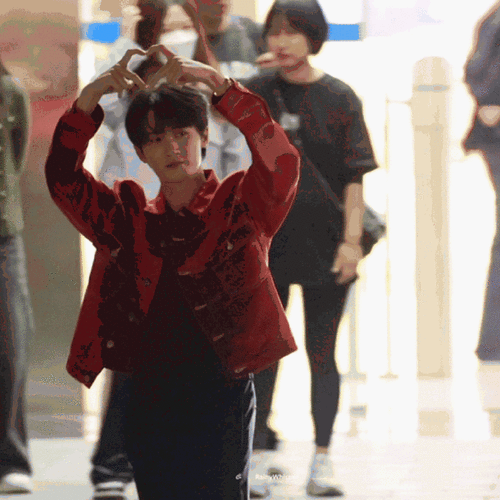 檀健次头顶比心