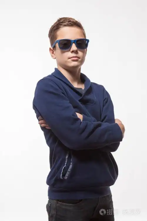 在白色背景上的黑色墨镜,演员黑发男孩少年
