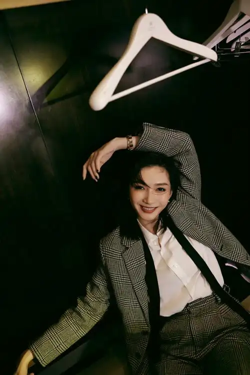 江疏影甜妹爆改老公##江疏影湿发西装造型