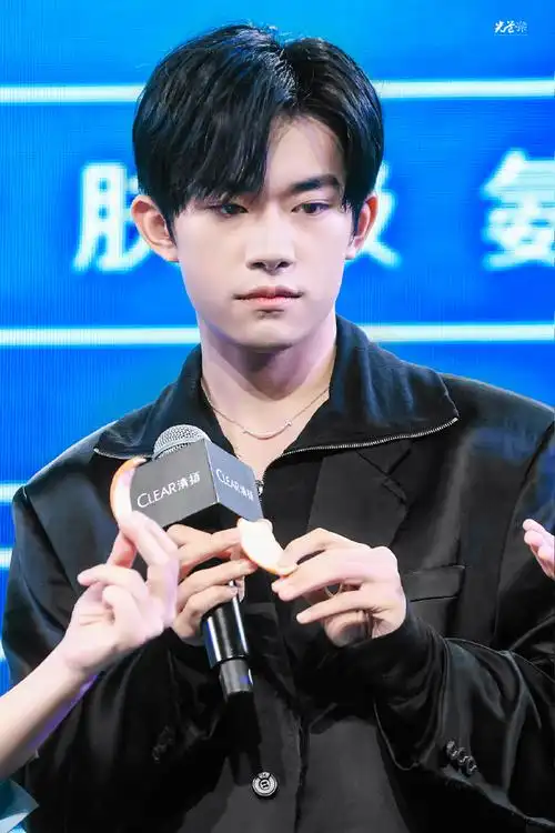 易烊千玺清扬品牌代言人