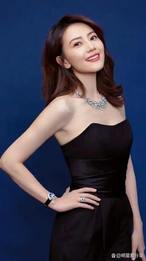 高圆圆她的笑容灿烂如阳光,温暖如春风,每一次微笑都能照亮整个世界