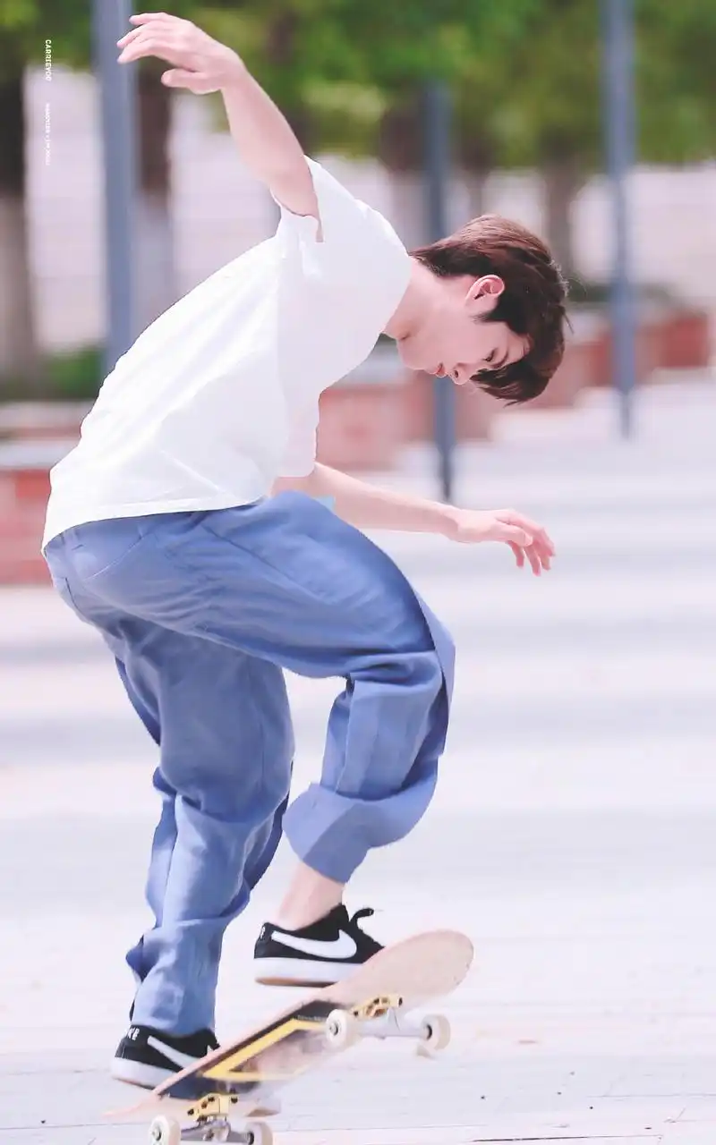 滑板少年王一博 cr logo