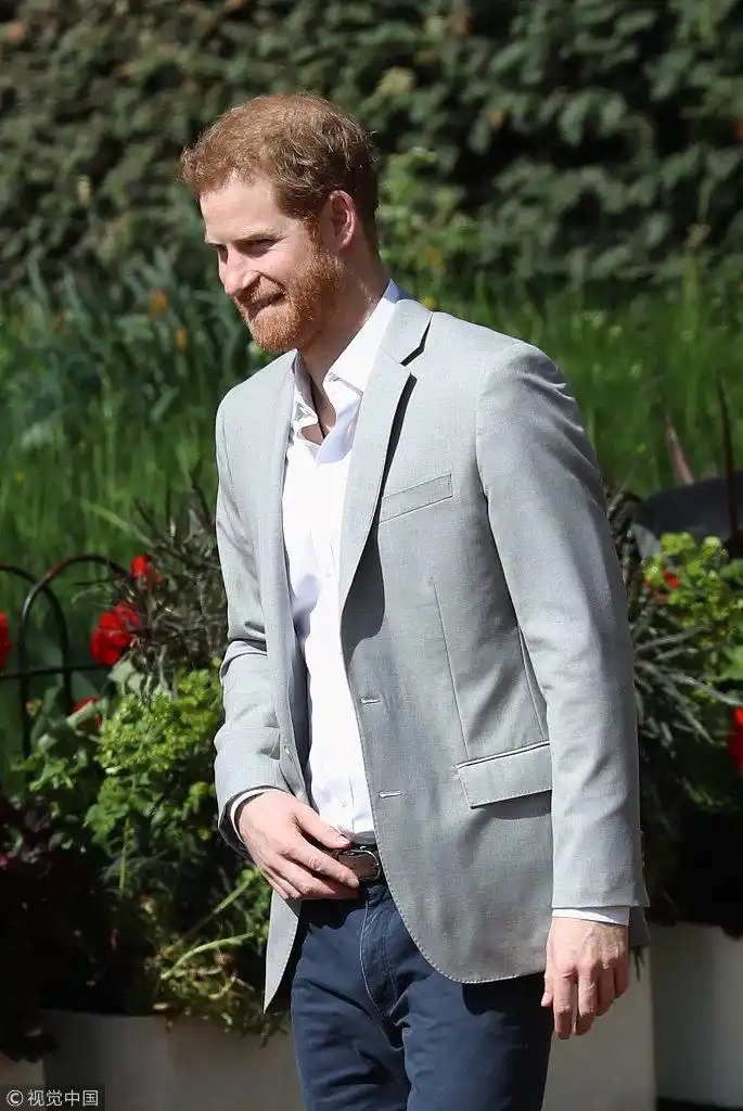 查尔斯王子婉拒理发引吐槽英国王室男人都不太需要理发