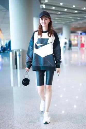 原创卫衣2021年明星们最流行穿法时髦又有气场这个春夏超推荐