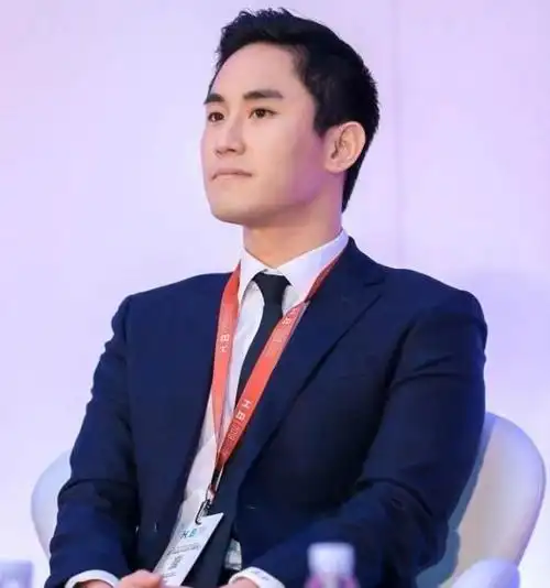 庄家彬的爷爷庄重文在上个世纪50年代创办了庄士集团,最初以生产调味