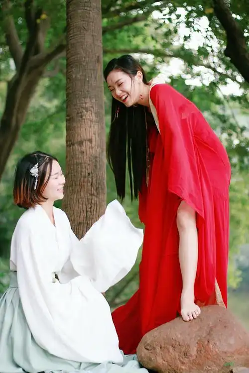 愿成为你的白衣奴婢,一生守护在你红衣的身旁.