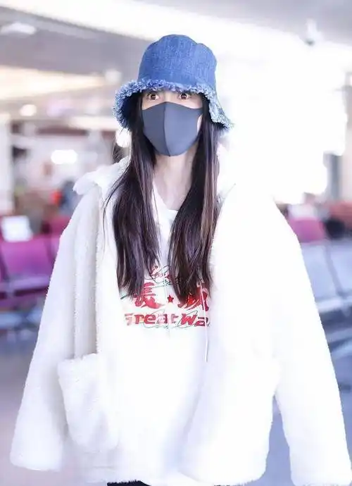 angelababy嫩成大学生皮草配宽松卫衣时髦意外秀大长腿很高级