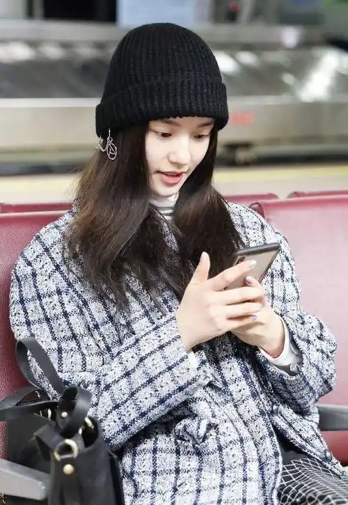 原创林允格纹穿搭现身机场舒适针织帽配素颜打造清新甜美风