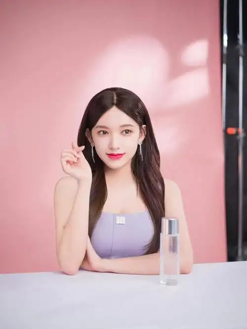 奶潇程潇五官精致的美艳型美女有点萝莉脸