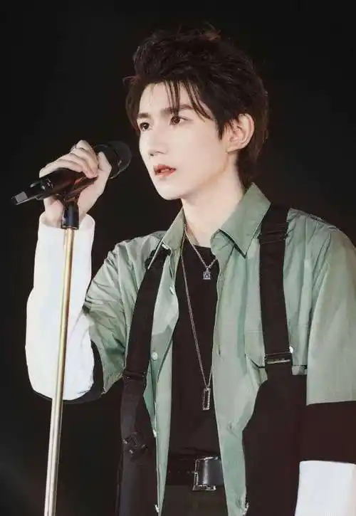 王源的长相是很多人特别心动的一款,温柔男孩,肤色白皙,像是从童话里